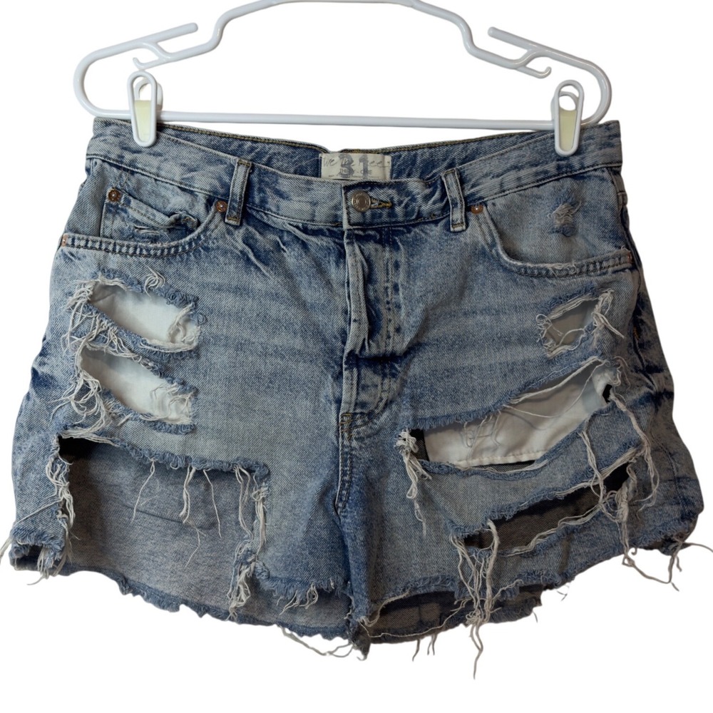 We The Free Maggie Mid Rise Denim Shorts Size 31 Distressed Light Wash Frayed